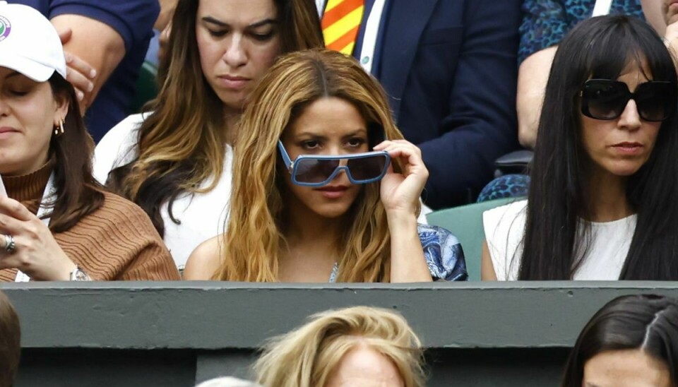 Selv om hun gemte sig bag blå briller under Wimbledon, kan Shakira ikke skjule sig for de spanske skattemyndigheder.