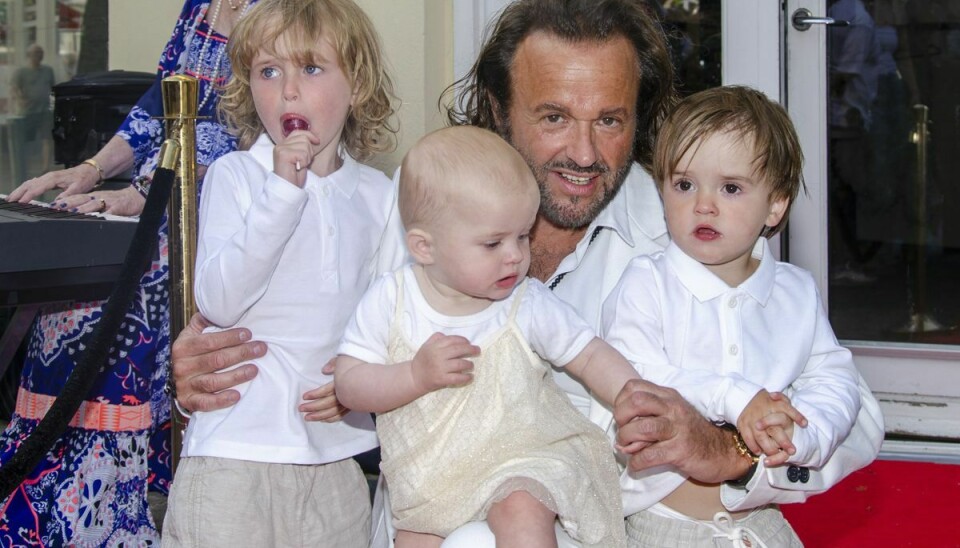 Dennis Knudsen ses her med sine tre børn, sønnerne Lucas og Noah samt lillesøster Aura.