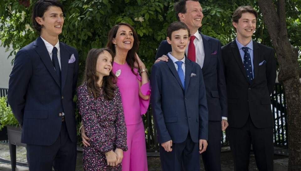 Grev Nikolai og grev Felix har fået en bonusmor og to halvsøskende i skikkelse af prinsesse Marie, komtesse Athena samt grev Henrik. Her ses familien samlet tilbage i maj i forbindelse med grev Henriks konfirmation i Paris. Grev Nikolai og grev Felix har fået en bonusmor og to halvsøskende i skikkelse af prinsesse Marie, komtesse Athena samt grev Henrik. Her ses familien samlet tilbage i maj i forbindelse med grev Henriks konfirmation i Paris.