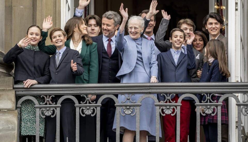 Dronning Margrethe stod bag beslutningen om, at prins Joachims fire børn ikke længere skulle være prinser og prinsesse. Selv om det udløste intern tumult, afholdt det ikke familien fra at fejre dronningens 83-års fødselsdag på Amalienborg Slot den 16. april. Dronning Margrethe stod bag beslutningen om, at prins Joachims fire børn ikke længere skulle være prinser og prinsesse. Selv om det udløste intern tumult, afholdt det ikke familien fra at fejre dronningens 83-års fødselsdag på Amalienborg Slot den 16. april.