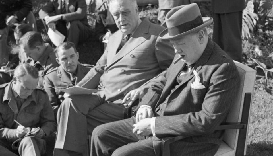 Winston Churchill, med en cigar i munden, ses her sammen med USA's præsident Roosevelt ved en konference i  Marokko i 1943.