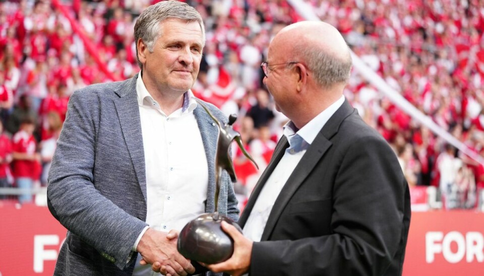 Jan Mølby (til venstre), der fylder 60 år den 4. juli, er for nylig blevet optaget i fodboldens Hall of Fame. Her modtager han hæderen af DBU-formand Jesper Møller. (Arkivfoto). Jan Mølby (til venstre), der fylder 60 år den 4. juli, er for nylig blevet optaget i fodboldens Hall of Fame. Her modtager han hæderen af DBU-formand Jesper Møller. (Arkivfoto).