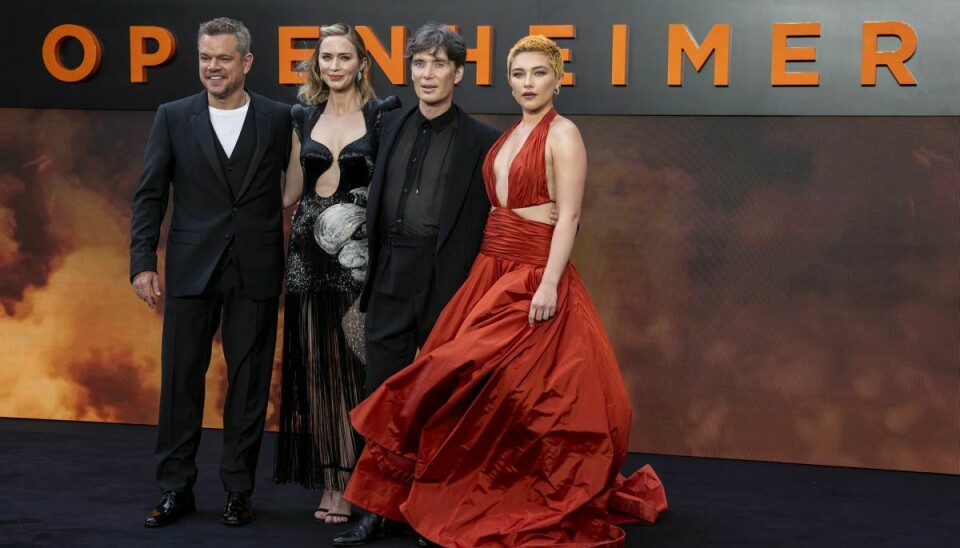 Skuespillerne Matt Damon, fra venstre, Emily Blunt, Cillian Murphy og Florence Pugh nåede at posere på den røde løber, inden de forlod præmieren til 'Oppenheimer' i London torsdag aften.