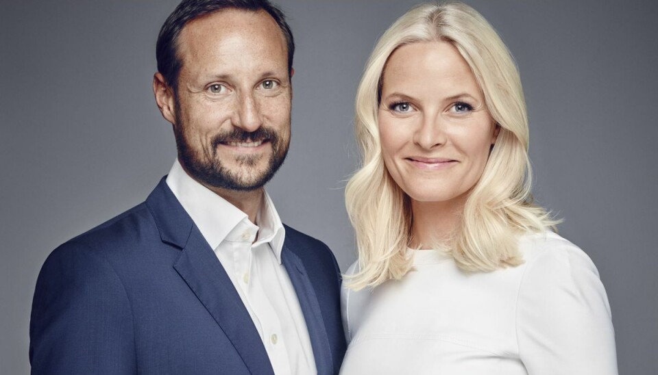 Det norske kronprinspar er lige nu på vej rundt i Norge sammen med børnene, prinsesse Ingrid Alexandra og prins Sverre Magnus ombord på Kongeskibet Norge.. Det norske kronprinspar er lige nu på vej rundt i Norge sammen med børnene, prinsesse Ingrid Alexandra og prins Sverre Magnus ombord på Kongeskibet Norge..