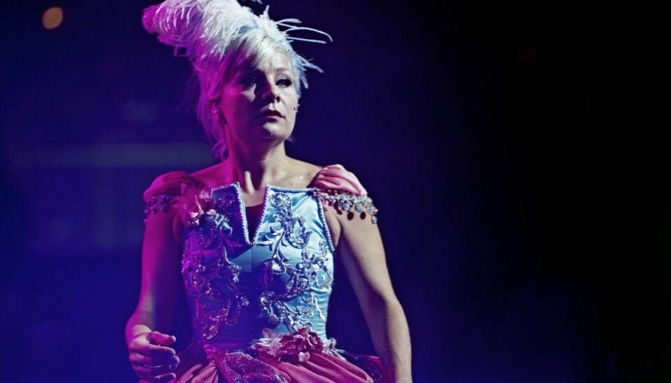 Billedet her er fra 2012 og viser Signe Lindkvist i rollen som cirkusdirektør i DR's Cirkus Summarum Billedet her er fra 2012 og viser Signe Lindkvist i rollen som cirkusdirektør i DR's Cirkus Summarum