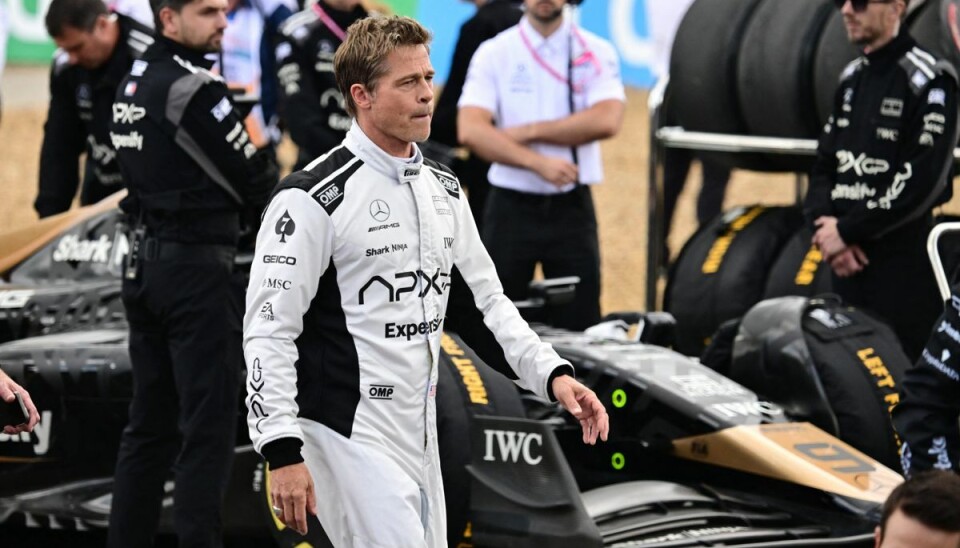 Brad Pitt ses her under optagelserne på Silverstone søndag.