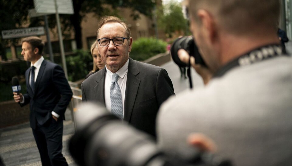 Hollywood-skuespilleren Kevin Spacey da han torsdag mødte op ved Southwark Crown Court i London for at forklare sig retten efter anklager om gentagne sexkrænkelser mod fire mænd.