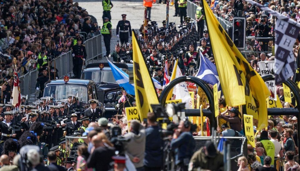 De skotske kronjuveler fragtes fra Edinburgh Castle til St. Giles’ Cathedral bevogtet af flere hundrede soldater. De skotske kronjuveler fragtes fra Edinburgh Castle til St. Giles’ Cathedral bevogtet af flere hundrede soldater.