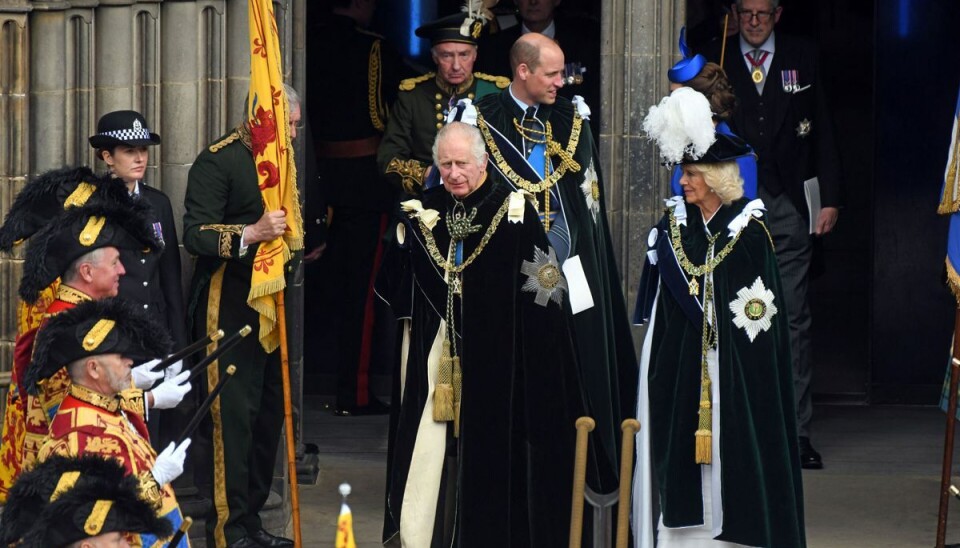 Charles og Camilla forlader St. Giles’ Cathedral efter ceremonien Charles og Camilla forlader St. Giles’ Cathedral efter ceremonien