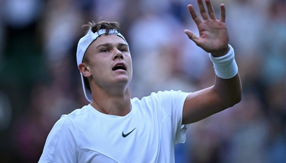 Når Holger Rune kæmper på tennisbanen under Wimbledon, mangler hans far i boksen. Når Holger Rune kæmper på tennisbanen under Wimbledon, mangler hans far i boksen.