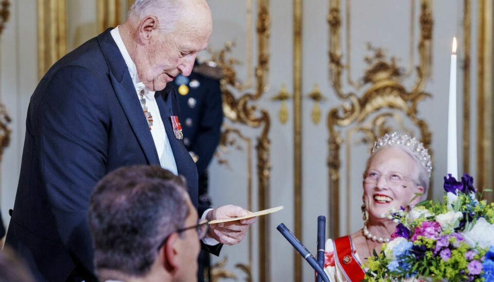 Heller ikke dronning Margrethe kunne holde grinet tilbage, da den norske konge holdt sin tale ved festmiddagen torsdag aften.