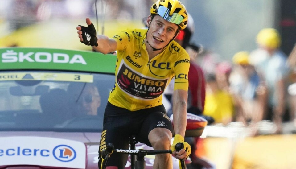 Jonas Vingegaard ses her i den gule trøje under sidste års Tour de France.