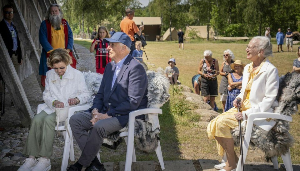 Kong Harald og dronning Sonja ses her under den private udflugt til Sagnlandet Lejre nær Roskilde, lørdag.
