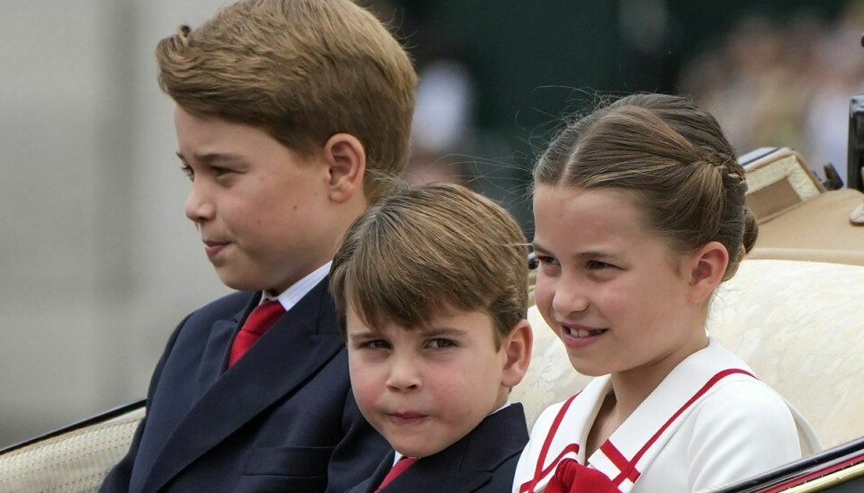 Prins Louis ses her mellem sine ældre søskende, mens han endnu havde tålmodighed til bare at kigge på