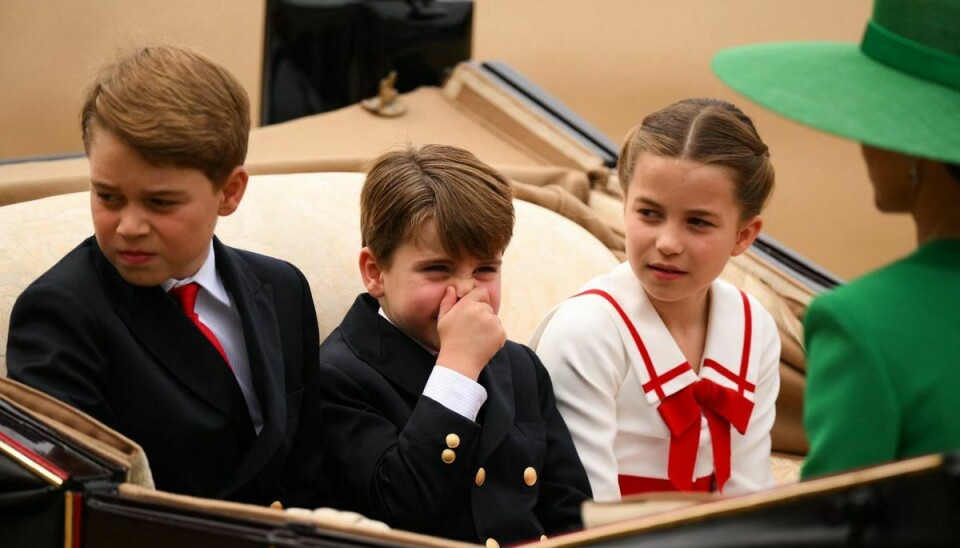 Hvorfor prins Louis holder sig for næsen, skal være usagt. Men det er en kendsgerning, at han jo sidder i en hestevogn ikke særlig langt fra 'agterenden' af fire heste.