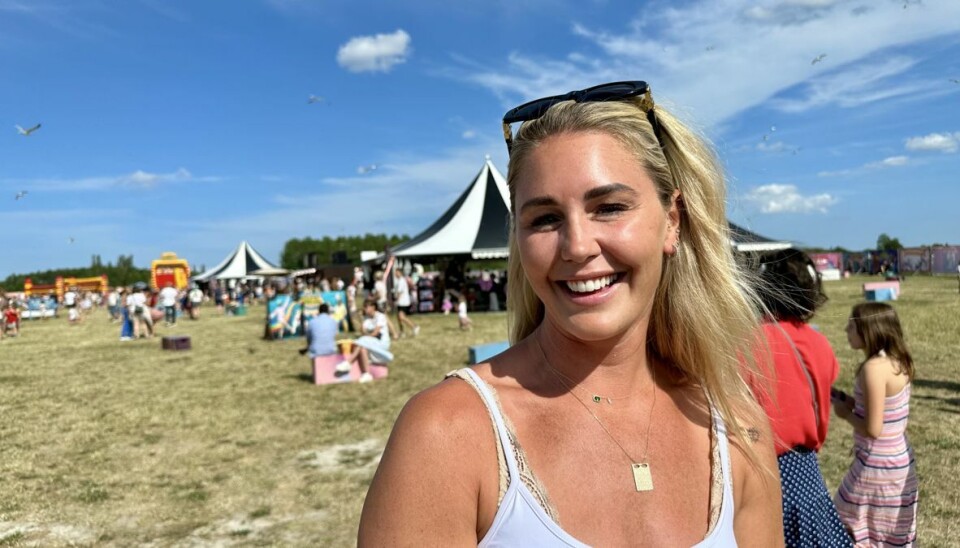 Jeanette Ottesen strålede om kap med solen, da hun fortalte om sin nye kæreste.