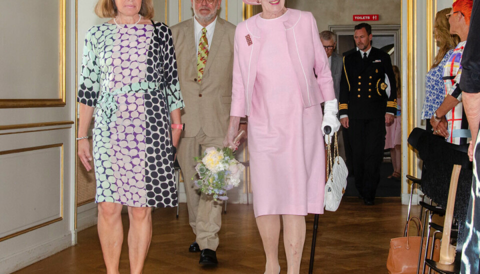 Dronningen har bidrag med flere af hendes egne smykker til udstillingen på Designmusuem Danmark.