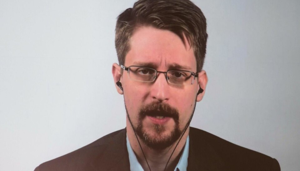 Edward Snowden har nu opholdt sig i Rusland i 10 år. Han har blandt andet brugt tiden på at skrive en bog. Billedet er fra et video-interview, han gav i 2019 til en konference i Berlin i anledning af bogen 'Permanent Record' (I offentlighedens tjeneste). Den 21. juni fylder han 40. (Arkivfoto). Edward Snowden har nu opholdt sig i Rusland i 10 år. Han har blandt andet brugt tiden på at skrive en bog. Billedet er fra et video-interview, han gav i 2019 til en konference i Berlin i anledning af bogen 'Permanent Record' (I offentlighedens tjeneste). Den 21. juni fylder han 40. (Arkivfoto).
