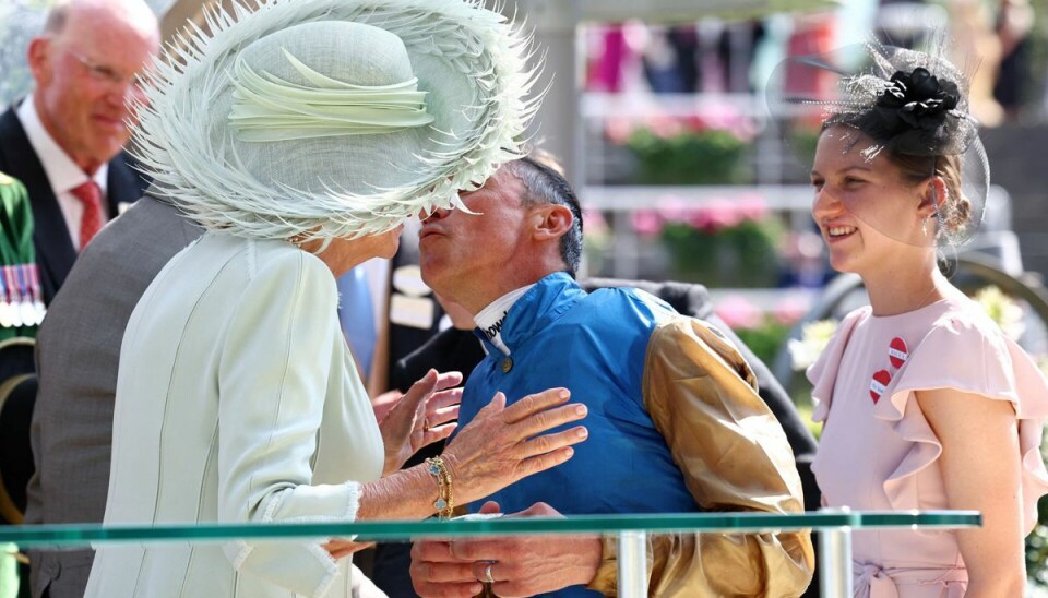 Italienske Frankie Dettori gjorde som italienere nu engang gør. Han kvitterede for sin præmie med et kys. Italienske Frankie Dettori gjorde som italienere nu engang gør. Han kvitterede for sin præmie med et kys.