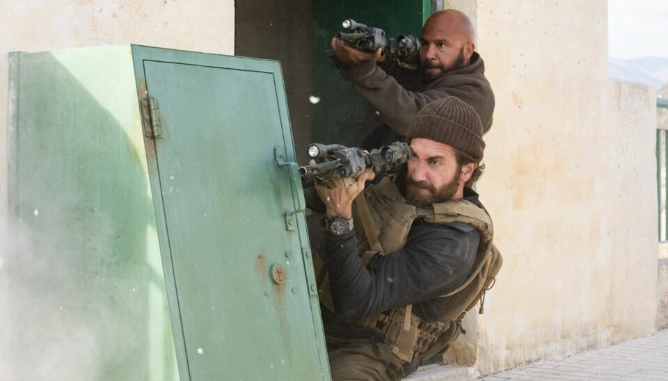 Dar Salim og Jake Gyllenhaal i en hæsblæsende actionsekvens i 'The Covenant'. (PR-foto). Dar Salim og Jake Gyllenhaal i en hæsblæsende actionsekvens i 'The Covenant'. (PR-foto).