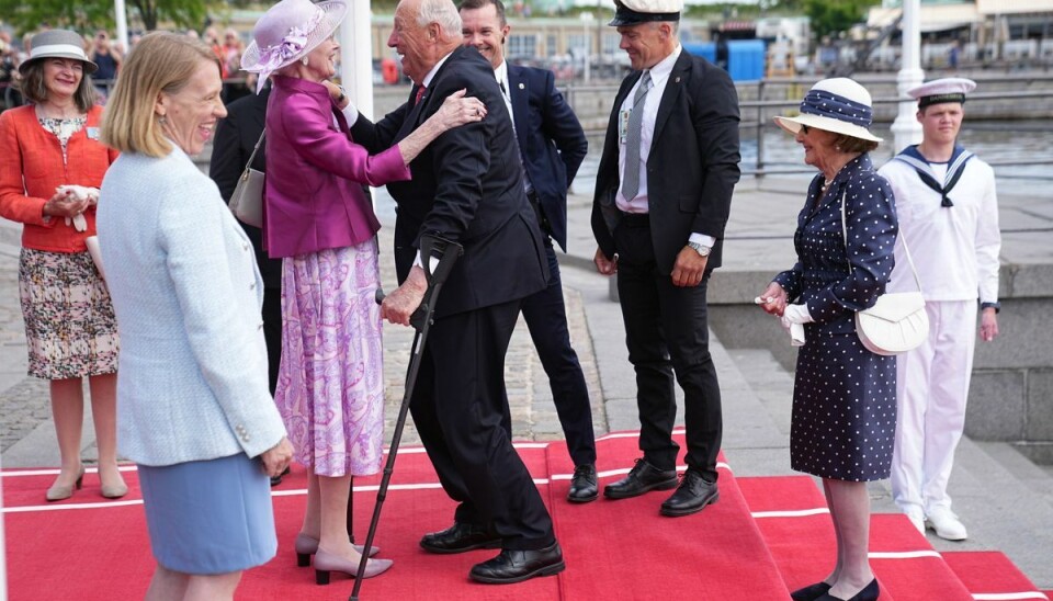 Dronning Margrethe hilser kong Harlad velkomme. På trappen kan ma se dronning Sonaj. Dronning Margrethe hilser kong Harlad velkomme. På trappen kan ma se dronning Sonaj.