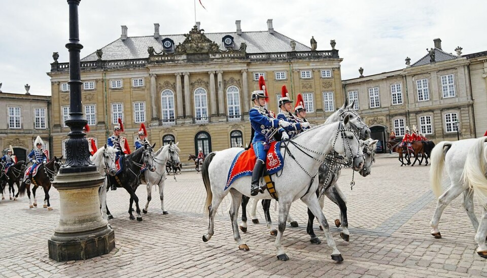 De kongelige ankommer til Amalienborg eskorteret af Gardehusarregimentets hesteeskadron De kongelige ankommer til Amalienborg eskorteret af Gardehusarregimentets hesteeskadron