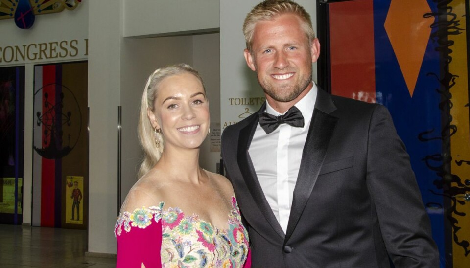 Kasper Schmeichels hustru Stine er initiativtager til Fodboldfonden sammen med en række andre kendte sportsstjerner. Kasper Schmeichels hustru Stine er initiativtager til Fodboldfonden sammen med en række andre kendte sportsstjerner.
