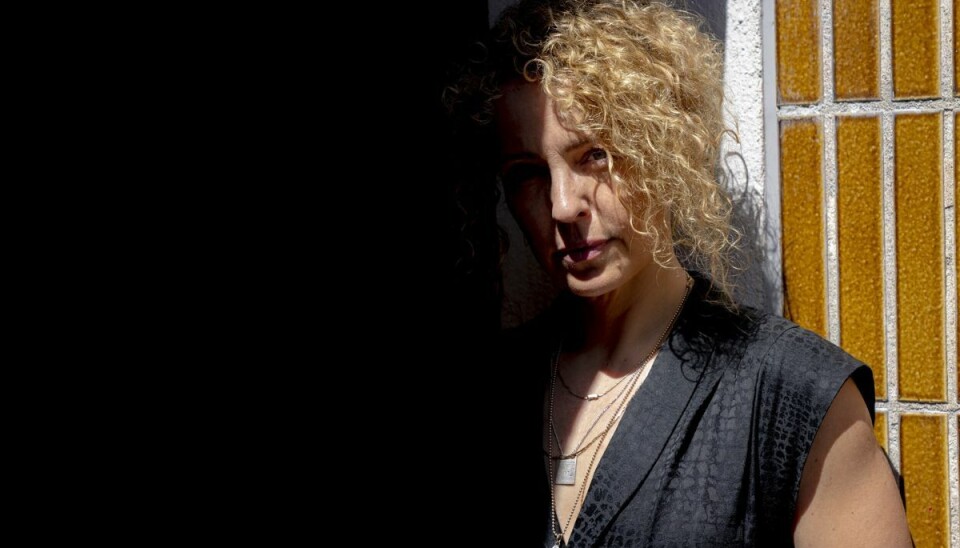 Julie R. Ølgaard viser andre sider frem i 'Englemageren'. - Som skuespiller kan man blive sat i bås, som kan være svær at bryde ud af. Jeg er jo ikke altid bare glad og larmende. Jeg har også de dystre sider og kan være mega indadvendt og have brug for tid alene. Julie R. Ølgaard viser andre sider frem i 'Englemageren'. - Som skuespiller kan man blive sat i bås, som kan være svær at bryde ud af. Jeg er jo ikke altid bare glad og larmende. Jeg har også de dystre sider og kan være mega indadvendt og have brug for tid alene.