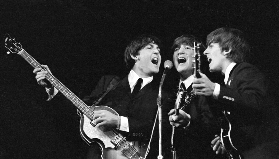 Paul McCartney (til venstre), John Lennon (i midten) og George Harrison (til højre) under en koncert i KB Hallen i København. (Arkivfoto). Paul McCartney (til venstre), John Lennon (i midten) og George Harrison (til højre) under en koncert i KB Hallen i København. (Arkivfoto).
