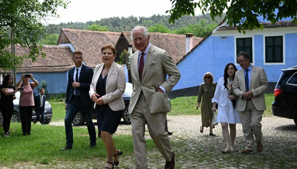 Charles ses her spadsere rundt i landsbyen Charles ses her spadsere rundt i landsbyen