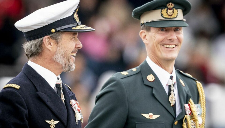 Prins Joachim blev udnævnt til brigadegeneral i hæren, da han blev ansat som forsvarsattaché på den danske ambassade i Paris. Hans storebror, kronprins Frederik, bærer en uniform fra søværnet, hvor han har rang af kontreadmiral. (Arkivfoto).