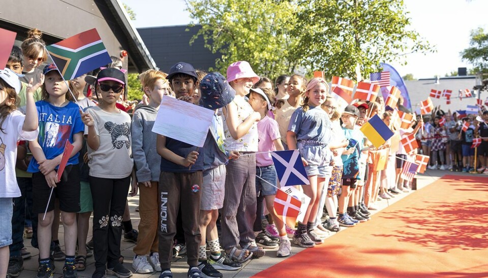 De unge elever står klar ved den røde løber for at byde kronprinsen velkommen. De unge elever står klar ved den røde løber for at byde kronprinsen velkommen.