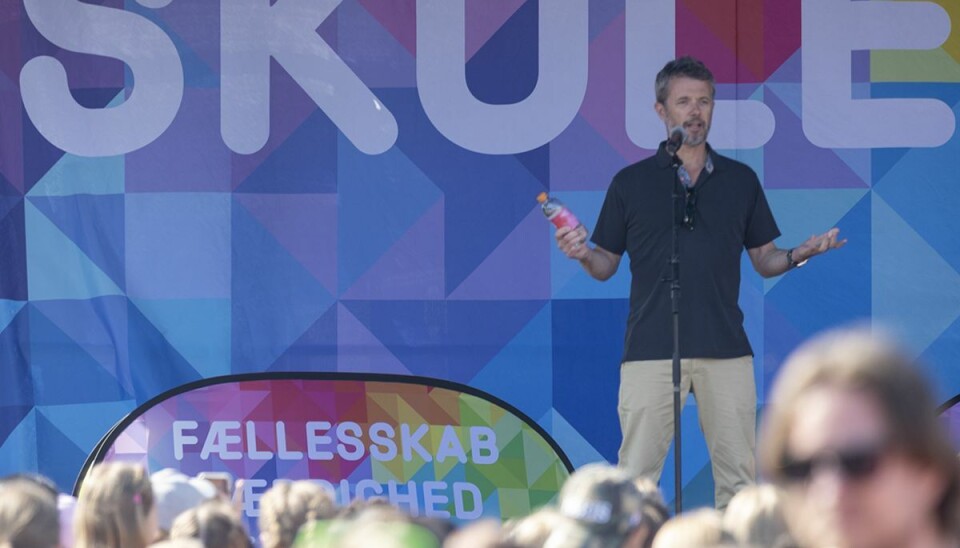 HKH Kronprins Frederik opmuntrer dagens deltagere fra scenen. HKH Kronprins Frederik opmuntrer dagens deltagere fra scenen.