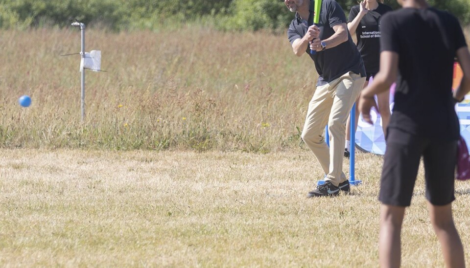 Kronprinsen prøver kræfter med cricket-sporten. Kronprinsen prøver kræfter med cricket-sporten.