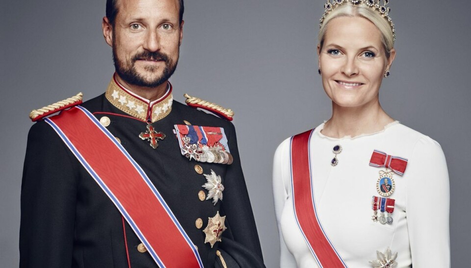 Kronprinsesse Mette-Marits kalender er fyldt op, og derfor er kronprins Haakon rejst alene til bryllup i den jordanske hovedstad Amman.