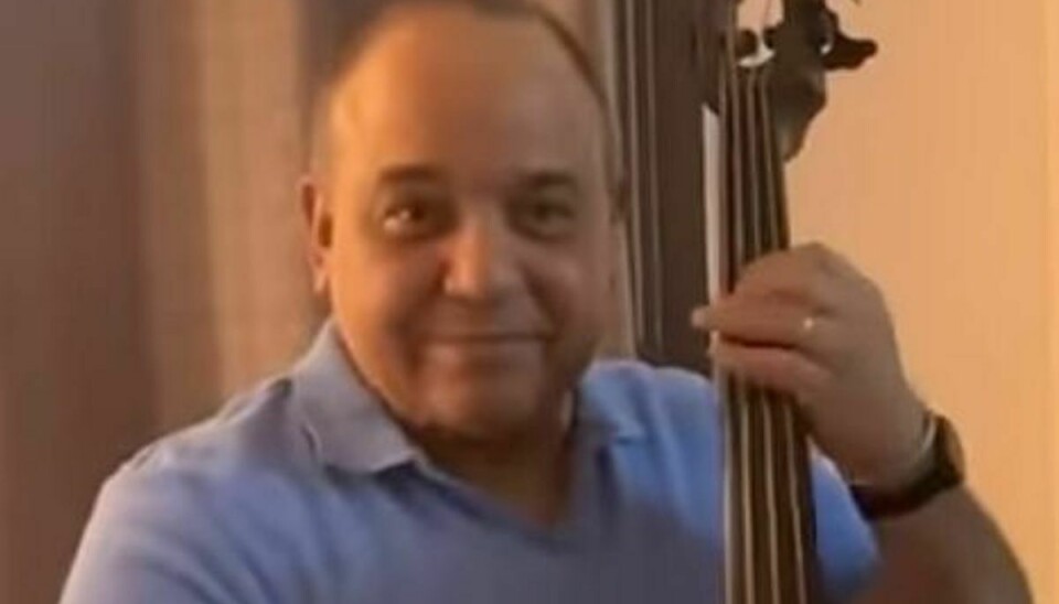 Den cubanske musiker og singer-songwriter Juan Carlos Formell faldt fredag død om på scenen under en koncert i New York
