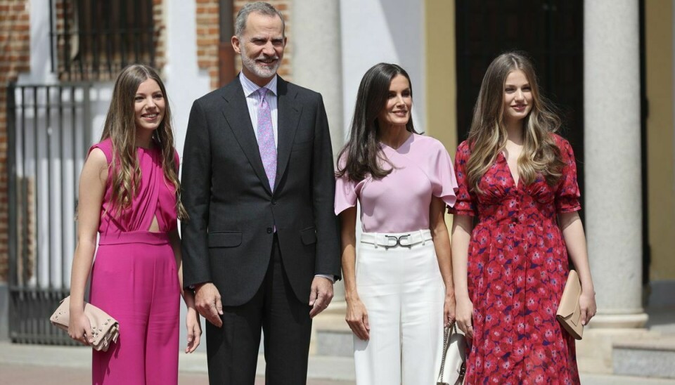 Det spanske kongepar og deres to døtre, prinsesse Sofia (tv( og kronprinsesse Leonor.