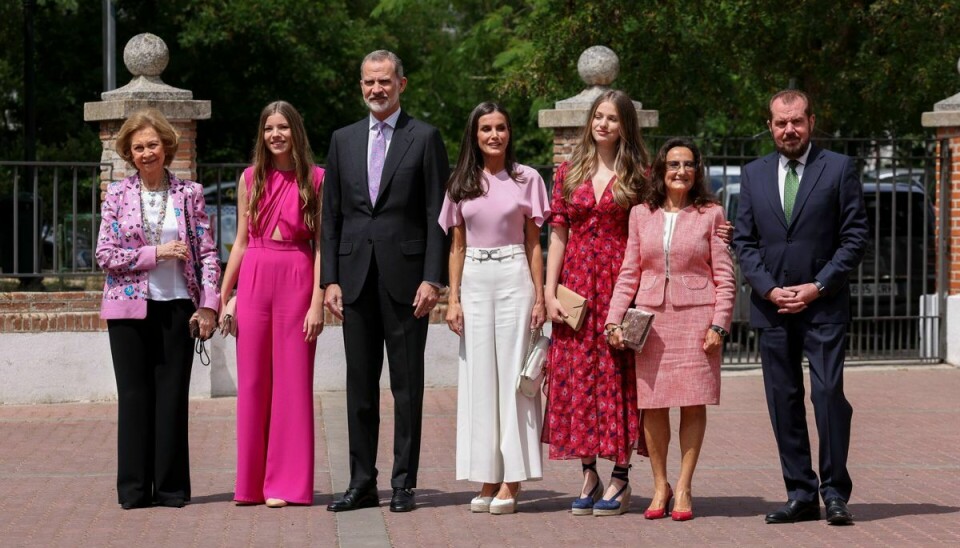 Prinsesse Sofia ses her sammen med sin søster samt sine forældre og bedsteforældre.