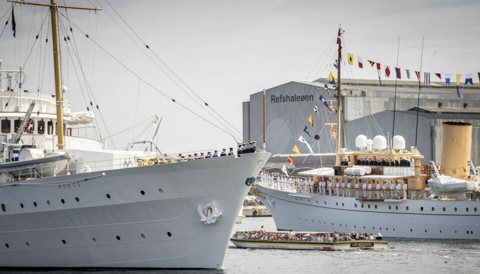 Her sejler det norske kongeskib 'Norge' forbi det danske kongeskib 'Dannebrog' ved Toldbolden i Københavns Havn torsdag formiddag. Det er sjældent, de to kongeskibe mødes. Det norske er til venstre, det danske til højre. Her sejler det norske kongeskib 'Norge' forbi det danske kongeskib 'Dannebrog' ved Toldbolden i Københavns Havn torsdag formiddag. Det er sjældent, de to kongeskibe mødes. Det norske er til venstre, det danske til højre.