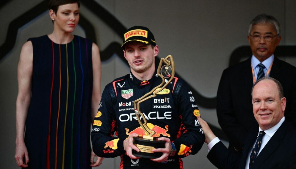 Dagens vinder, Max Verstappen. flankeret af fyrstinde Charlene og fyrst Albert.