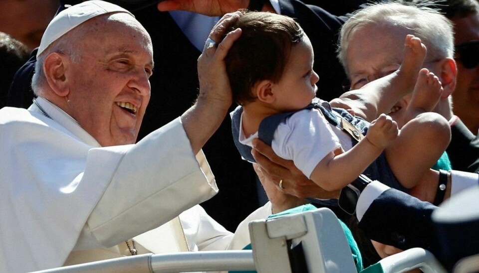 Pave Frans hilste både på børn og voksne på Peterspladsen, inden han tog videre til hospitalet, hvor han onsdag eftermiddag bliver opereret.