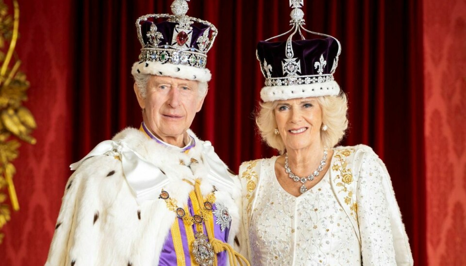 Kong Charles og dronning Camilla ses her i kroningsrummet i Buckingham Palace efter deres kroning.