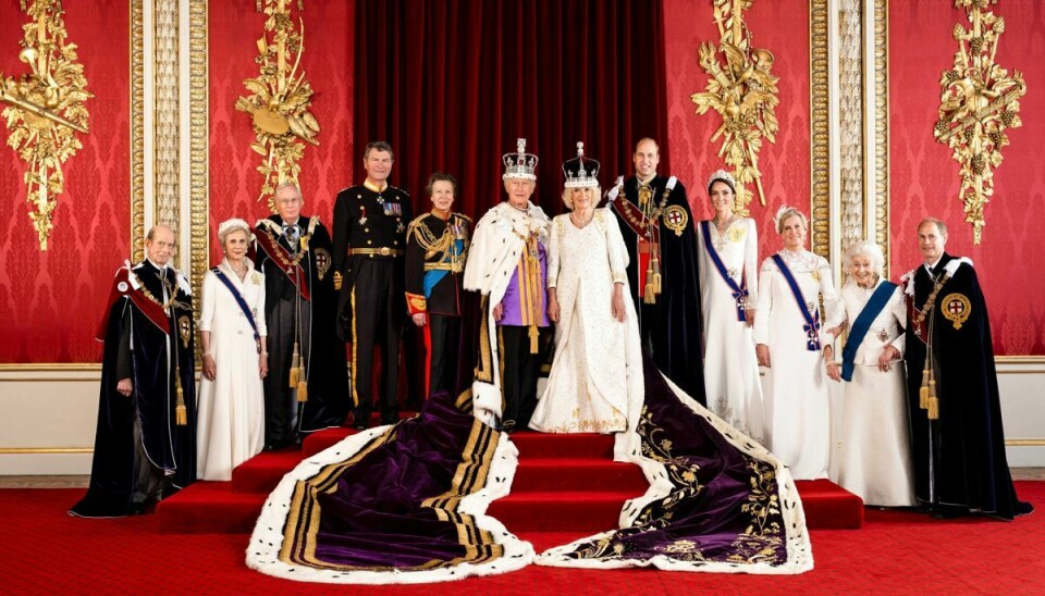 Kong Charles og dronning Camilla står her med arbejdende medlemmer af den royale familie. Fra venstre mod højre ses hertugen af Kent, hertuginden af Gloucester, hertugen af Gloucester, viceadmiral sir Tim Laurence, prinsesse Anne af Storbritannien, kong Charles, dronning Camilla, prinsen af Wales, prinsessen af Wales, hertuginden af Edinburgh, prinsesse Alexandra, lady Ogilvy og hertugen af Edinburgh.