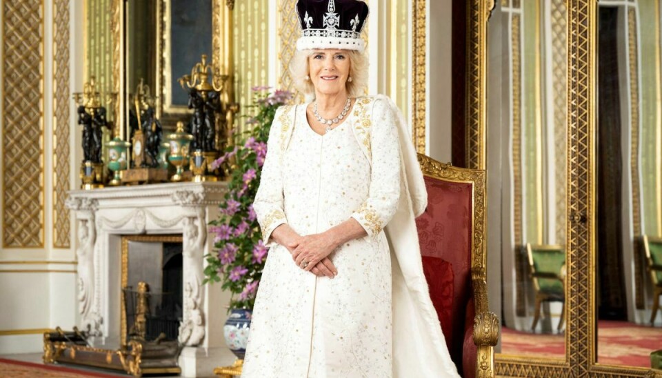 Dronning Camilla bærer Queen Mary's krone og The Robe of Estate. Billedet er taget i The Green Drawing Room i Buckingham Palace.