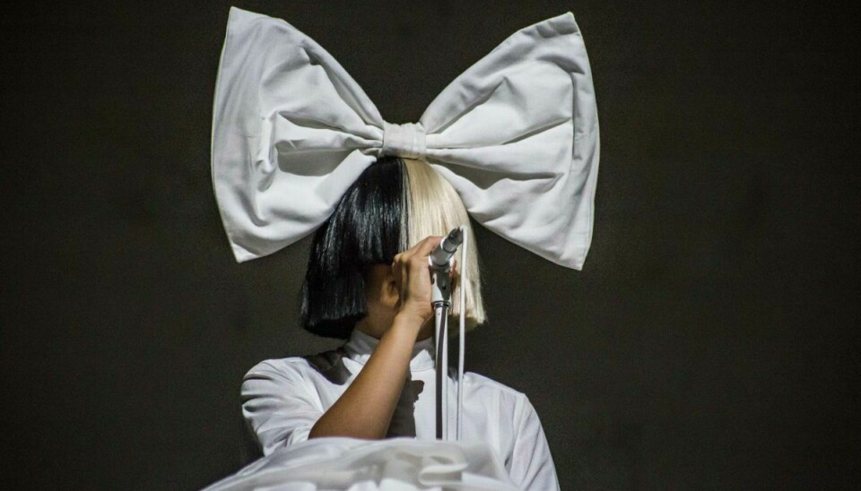 47-årige Sia, der er kendt for at skjule sit ansigt for publikum, når hun optræder.