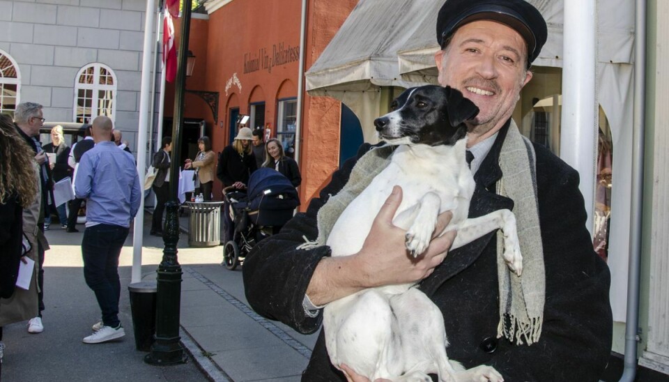 Gordon Kennedy går i skarp træning med en hund i ny ’Matador’-musical.