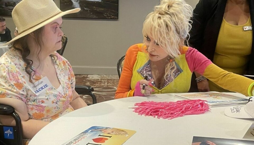 Dolly Parton får en snak med sin superfan Jackie Carroll.