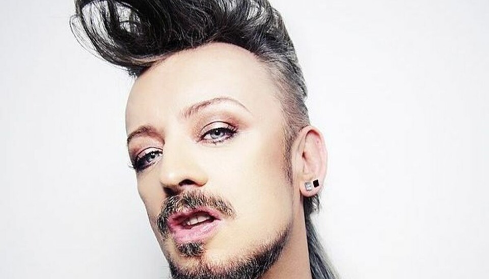 Boy George har mistet begge sine forældre. Hele familien var ved morens side, da hun udåndede. Boy George har mistet begge sine forældre. Hele familien var ved morens side, da hun udåndede.