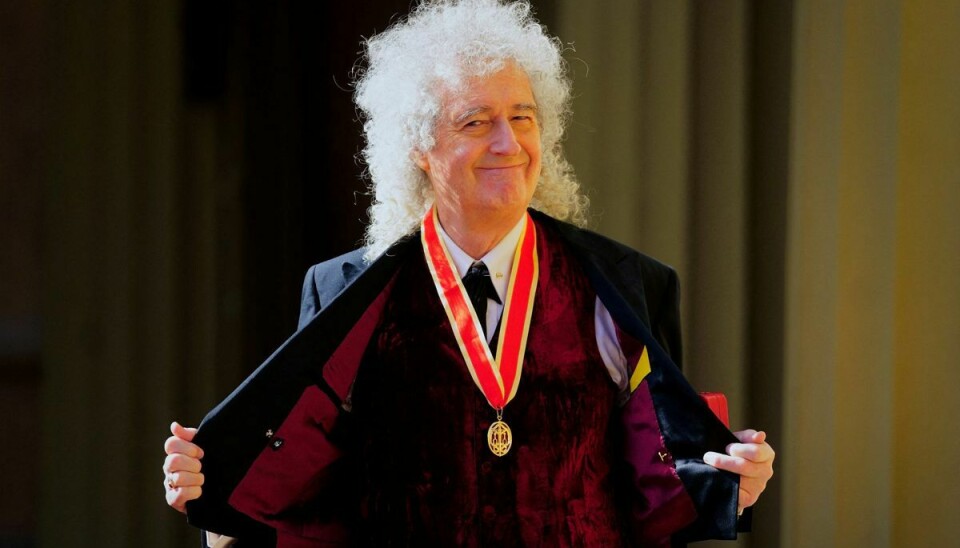 Queen-guitarist Brian May ses her efter ceremonien på Buckingham Palace. Og med beviset for, at han nu kan kalde sig 'Sir Brian May'.