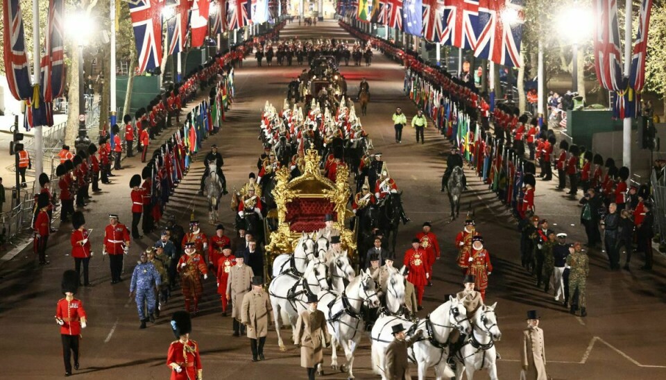 Billedet her viser, hvordan der onsdag aften blev afviklet prøve på processionen gennem London, inden det på lørdag går løs for alvor.